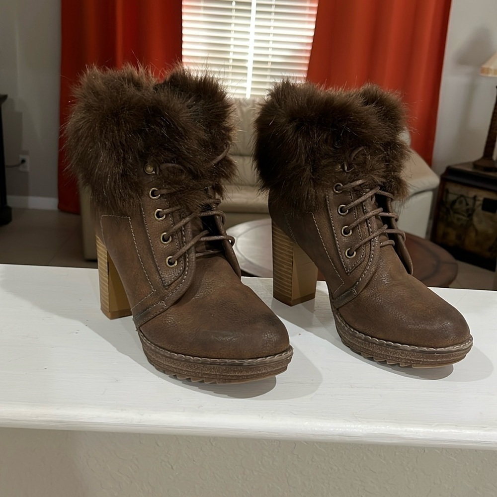 MUK LUKS Fau Fur Trim Stacked Block Heel Brown Ankle Boots Size 7
